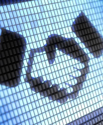 L'immagine rappresenta due mani che si stringono come simbolo di partnership digitale, rappresentato in stile icona su uno schermo